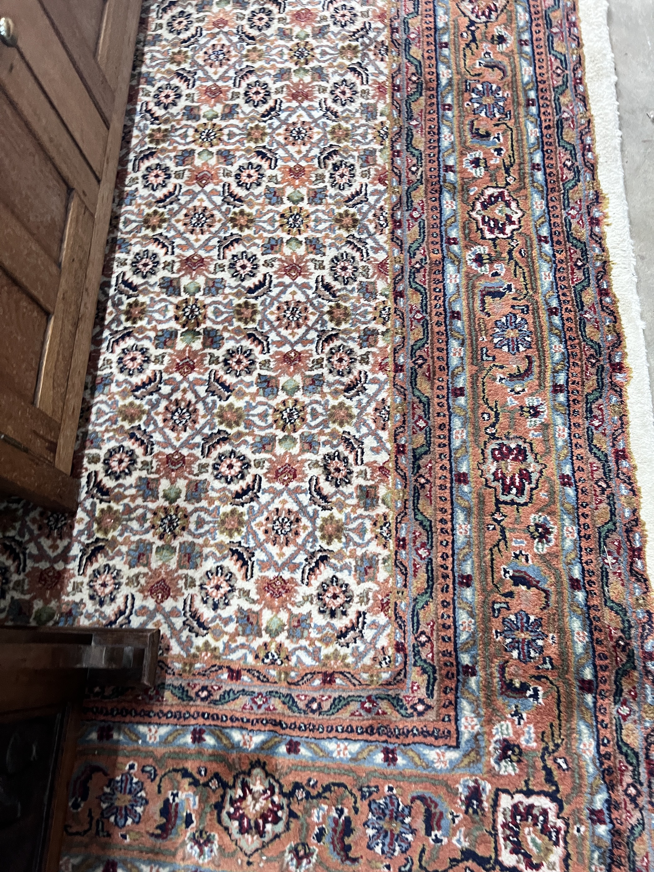 A Saruk carpet, 300 x 250cm